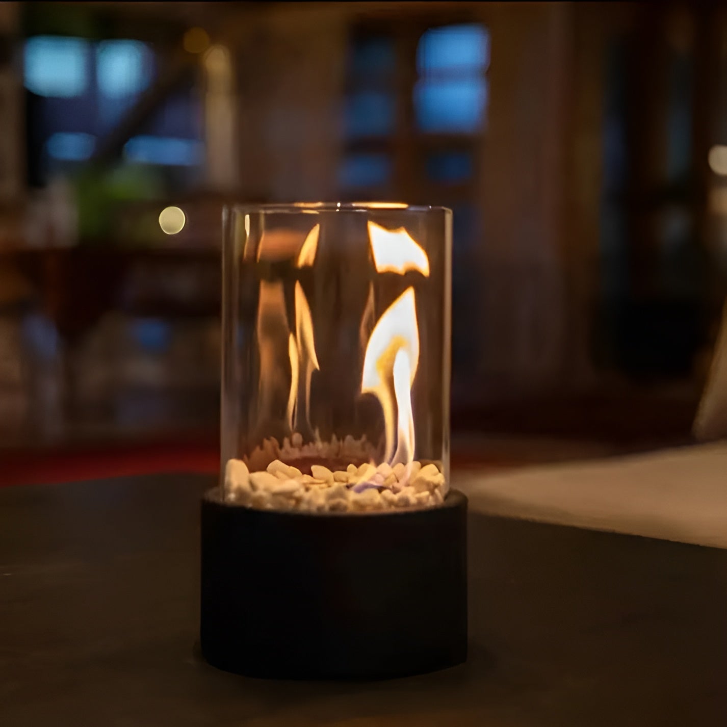 Elegante Bio Ethanol Tafelhaard voor Binnen en Buiten - Zwart Metalen Basis met Afneembaar Glazen Cilinder