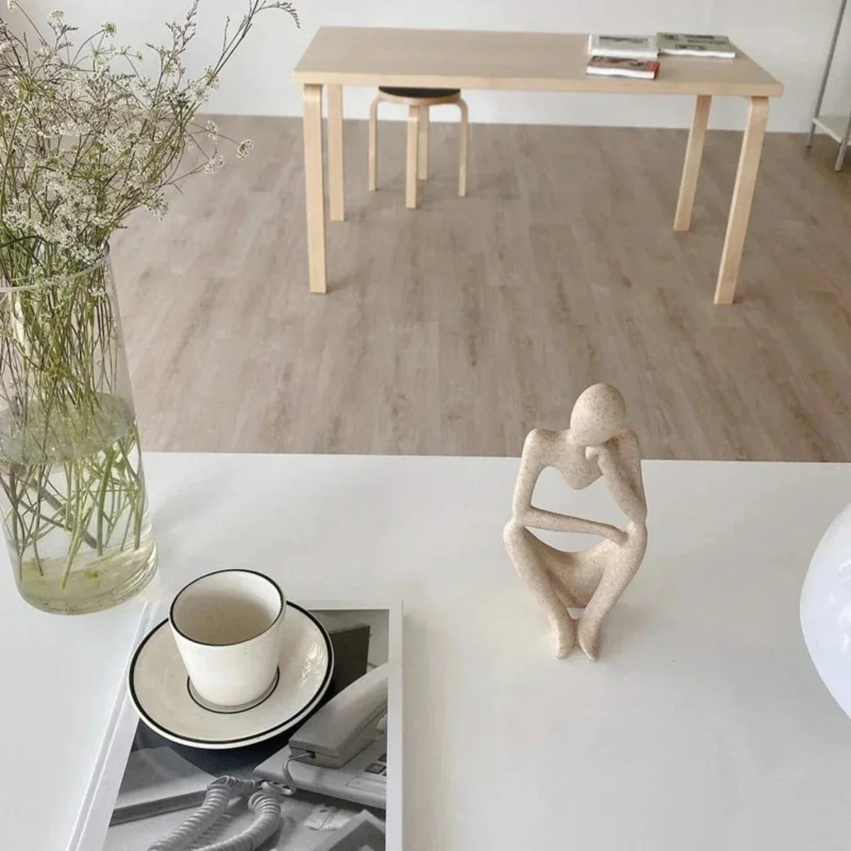 Moderne Decoratieve Beeld – Elegante & Rustgevende Kunst in Hars